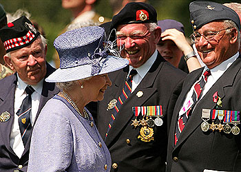 La reina Isabel II, ayer en Normandía con veteranos británicos.