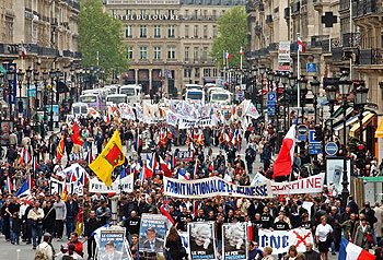 Simpatizantes del Frente Nacional marchan por el centro de París, el pasado 1 de Mayo.