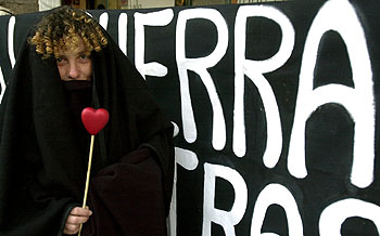Una mujer vestida de negro porta un corazón en una protesta en Madrid, en 2002.