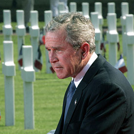 George W. Bush, durante su discurso en el cementerio estadounidense de Colleville-sur-Mer, en Normandía.