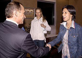 Vladímir Putin saluda a Anastasia Myskina en presencia de Elena Dementieva.