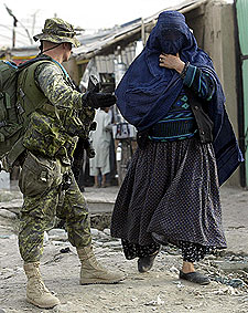 Un soldado canadiense patrulla en las calles de Kabul el pasado agosto.