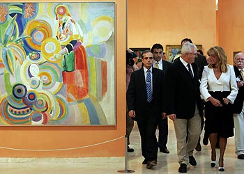 Carmen Thyssen-Bornemisza y Tomàs Llorens junto al cuadro  Portuguesa. La gran portuguesa , de Robert Delaunay, de 1916.