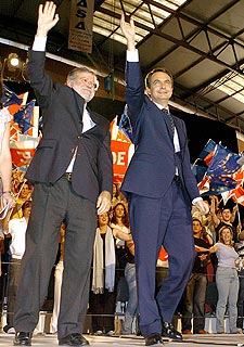 Rodríguez Ibarra y Rodríguez Zapatero durante el mitin en Badajoz.