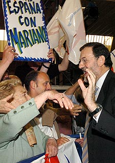 Mariano Rajoy saluda a los asistentes al mitin de Santander.