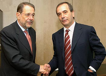 Javier Solana (izquierda) saluda al ministro español del Interior, José Antonio Alonso, ayer en Luxemburgo. rnrn EFE