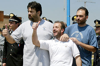 LOS REHENES ITALIANOS REGRESAN A SU PAÍS.