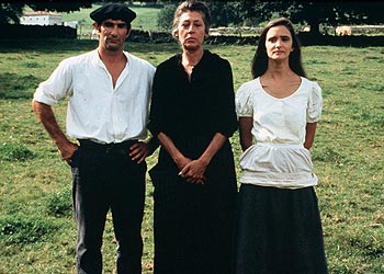 De izquierda a derecha, Cándido Uranga, Pilar Bardem y Ana Torrent, en una imagen de  Vacas. 