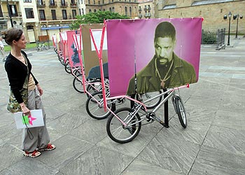 Una visitante observa la obra de Patrick Tuttofuoco en los exteriores del Museo San Telmo, de San Sebastián.