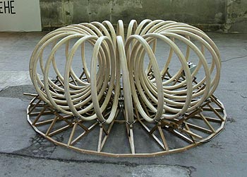 Una perspectiva de la obra  Circadium (Loop System 3),  una escultura que gira sobre sí misma de Conrad Shawcross.