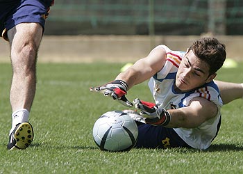 Casillas detiene el balón durante el entrenamiento de ayer.