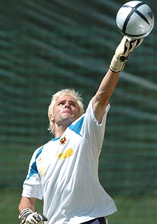  Fecha y lugar de nacimiento : 18-12-1979, Puertollano (Ciudad Real)rn Demarcación : Porterorn Equipo : Valencia