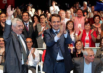 José Luis Rodríguez Zapatero, con Pasqual Maragall y José Borrell, en el mitin del Palau de Sant Jordi.