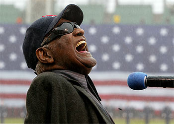 Ray Charles canta  America the beautiful  en el Fenway Park de Boston en abril de 2003.