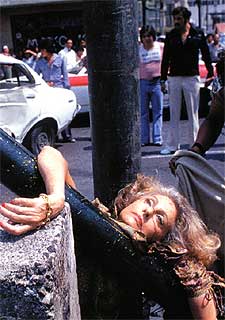 'Cuando cruzaba la avenida Chapultepec a la altura de la calle Monterrey, alrededor de las 14.00 del 29 de abril de 1979, la señorita Adela Lagarreta Rivas fue atropellada por un Datsun blanco' (1979), de Enrique Metinides.