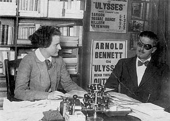 James Joyce y Silvia Beach, revisando las reseñas sobre 'Ulises'.