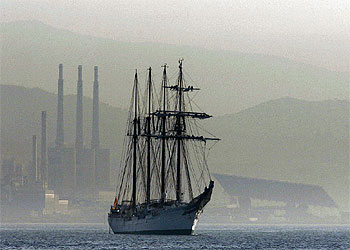 El  Juan Sebastián Elcano  navegando ayer hacia el puerto de Barcelona, fotografiado desde el patrullero P-34  Alcanada.  