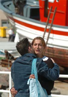 Dos familiares de marineros desaparecidos, el pasado martes, en el puerto de Corme (A Coruña).