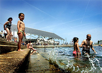 La playa artificial se abre por fin al público