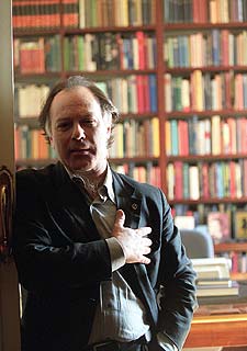 Javier Marías en su casa de Madrid.