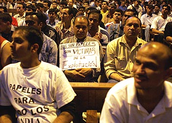 Asamblea de inmigrantes irregulares, el viernes pasado en la iglesia del Pi de Barcelona.