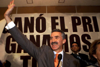 El presidente del PRI, Roberto Madrazo, en un acto electoral en febrero de 2002.rnrn  REUTERS