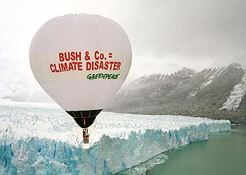 Un globo de Greenpeace sobrevuela en 2001 el glaciar argentino Perito Moreno en protesta por el 