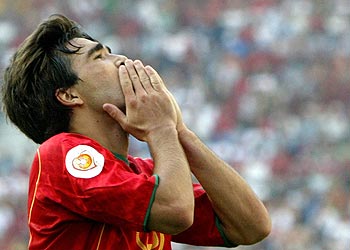 Deco muestra su desolación tras la derrota de Portugal frente a Grecia.