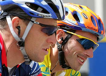 Armstrong, a la izquierda, y Mayo charlan durante la etapa de  ayer de la Dauphiné Libéré.