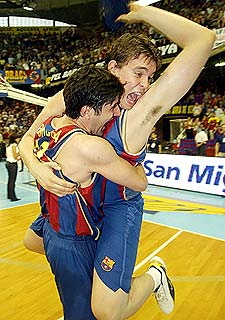 Bodiroga abraza a Marc Gasol tras lograr el título.