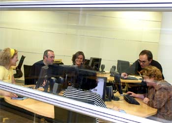 Una clase de padres en un aula piloto P4, creada en la sede gallega de Inditex para luego implantarla en los centros educativos.