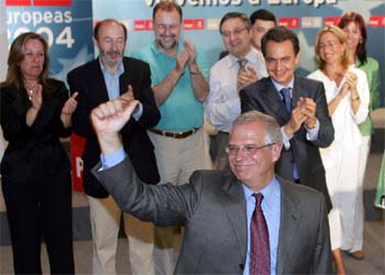 José Borrell saluda a la militancia reunida en la sede federal del PSOE, arropado por Zapatero y otros dirigentes.