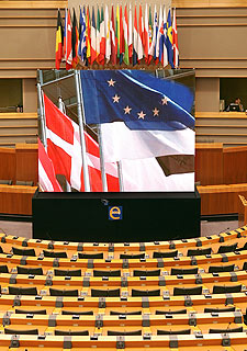 Sede del Parlamento Europeo con las banderas de los 25 miembros.