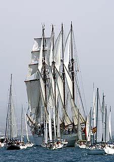 El  Juan Sebastián de Elcano,  rodeado de veleros en el Port Vell de Barcelona.