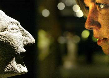 Una visitante observa una escultura del norte de México en la exposición  Cuerpo y cosmos  en Barcelona.