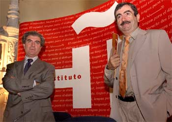 César Antonio Molina (a la izquierda) y Antonio Muñoz Molina, ayer en el Instituto Cervantes en Madrid. rnrn EFE