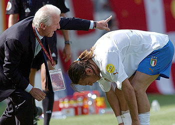 Giovanni Trapattoni, el seleccionador italiano, da consignas a Totti.