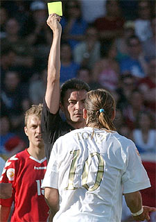 Mejuto saca la tarjeta amarilla a Totti.