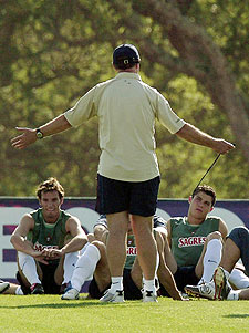 Scolari parece pedir explicaciones a sus pupilos.
