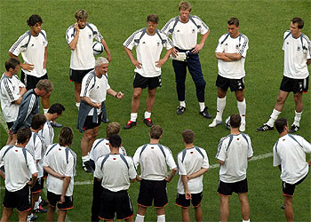 Völler da instrucciones a sus jugadores ayer durante una sesión de trabajo.