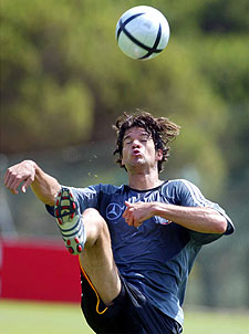 Ballack exhibe su dominio del balón.