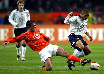 Van der Vaart intenta arrebatar el balón a Armas en un encuentro amistoso contra Estados Unidos.