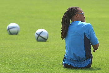 Davids, relajado sobre el césped.