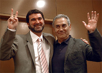 Anxo Quintana (izquierda), portavoz del BNG, y Camilo Nogueira, candidato de esta formación al Parlamento Europeo. rnrn EFE