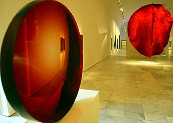 Una vista del entorno cromático del rojo de  Monocromos,  con  Lente roja  (1985), de Eversley, en primer término, y  Abakan rojo,  de Abakanowicz (1969), al fondo.