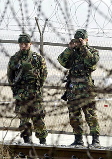 Soldados surcoreanos vigilan la frontera en la zona desmilitarizada.