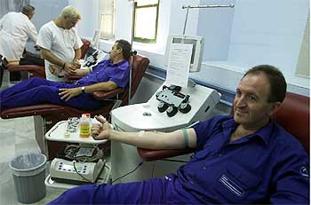 Los ex mineros de Aznalcóllar protestan con una donación de sangre