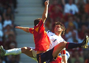 Barajas y Zagorakis no se andan con remilgos al disputarse la pelota.