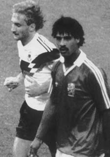 Völler y Rijkaard abandonan el campo tras ser expulsados.