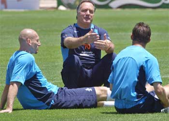 Dick Advocaat explica a Stam y Overmars algunos de los movimientos que espera de ellos en el campo.